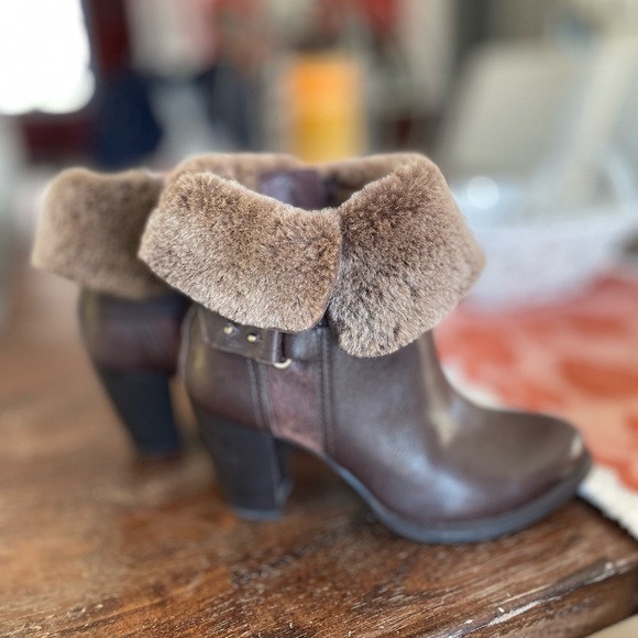 UGG size 7 leather and shearling boots - Picture 11 of 13